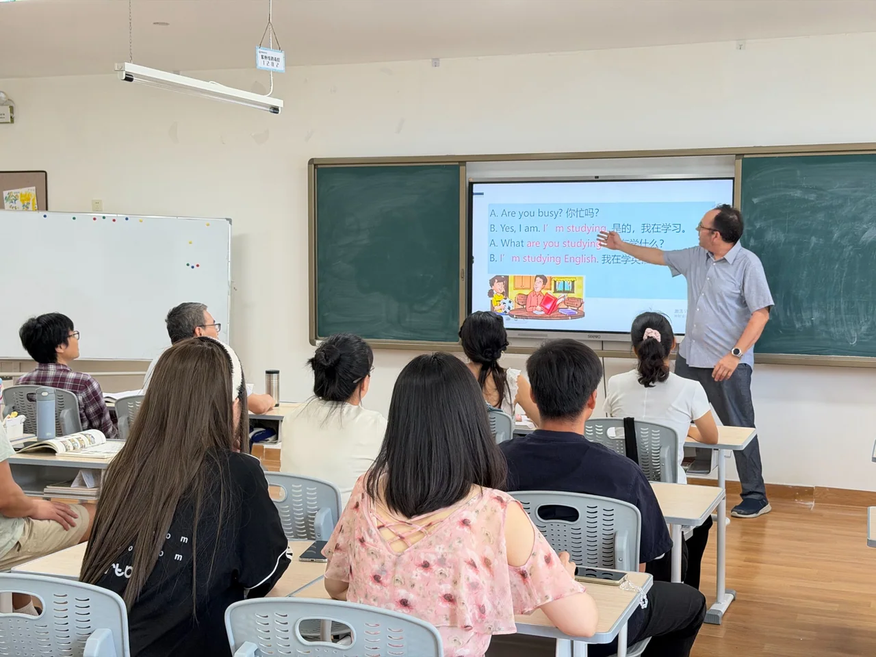 赛思外教在成人英语课堂讲解句型，学员围坐学习