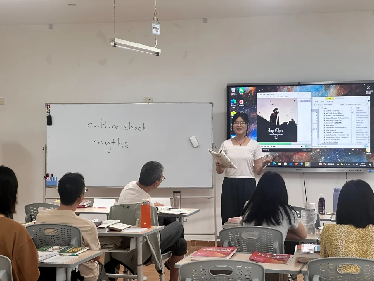 赛思学员在课堂前方分享，其他学员聆听交流